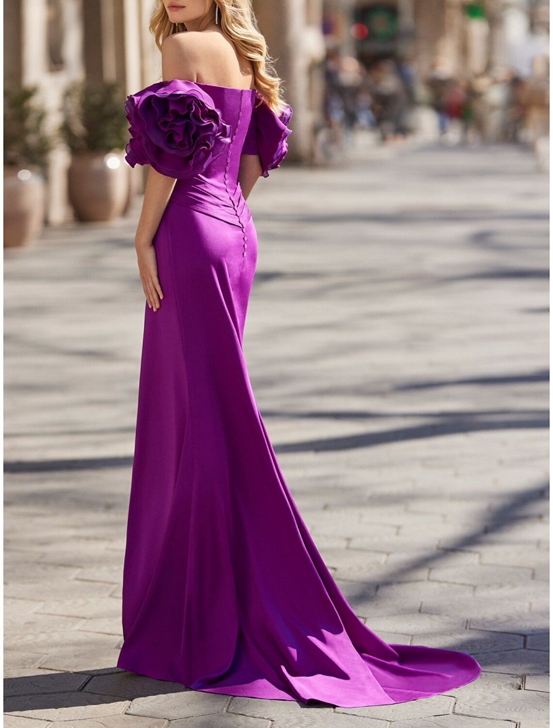 Abito da sera a trapezio, elegante, formale, autunnale, con strascico a ruota, manica corta, spalle scoperte, tessuto con volant arricciati e spacco 2025